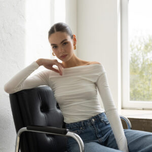 Лонгслив молочний з драпіруванням