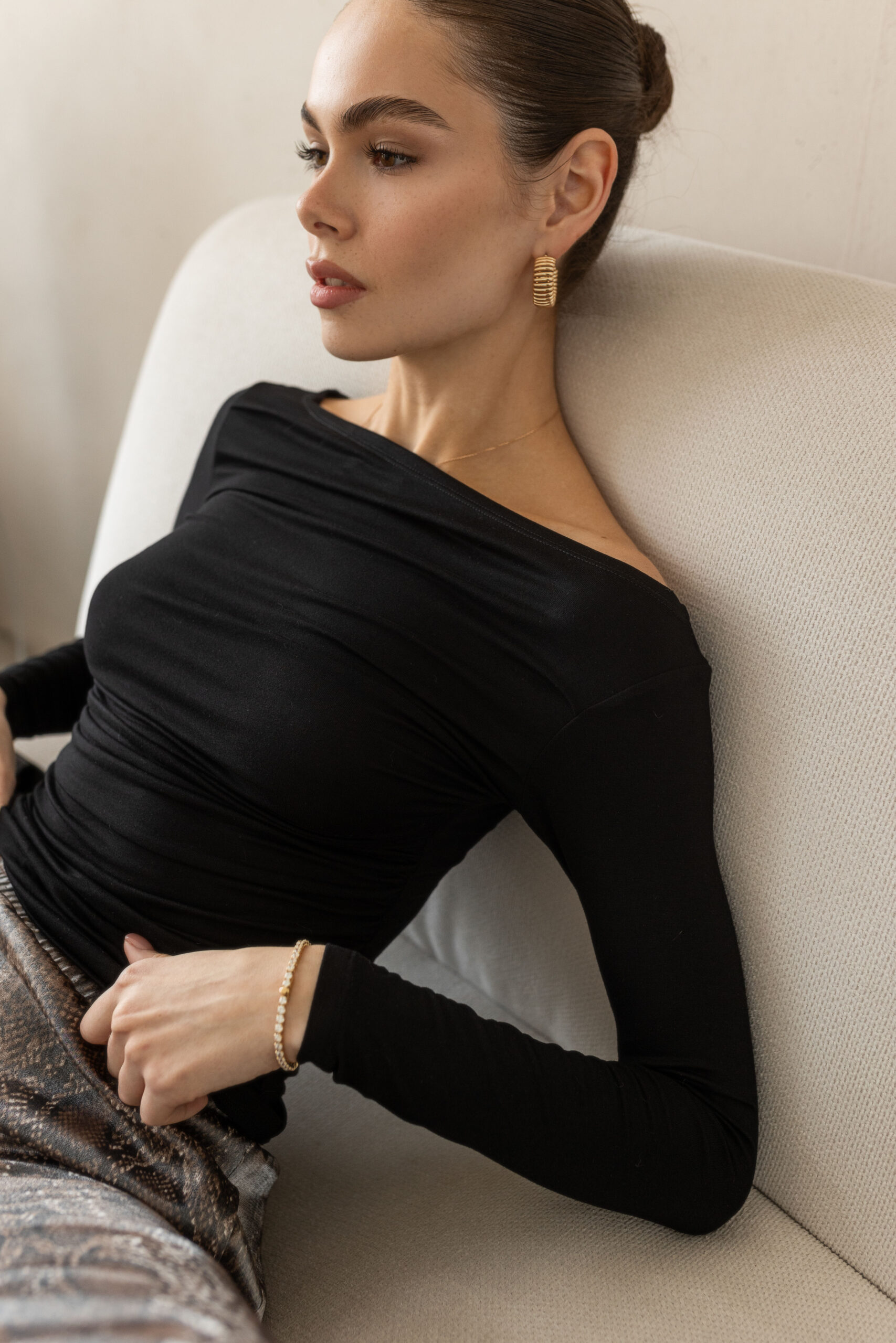 Лонгслив чорний з драпіруванням