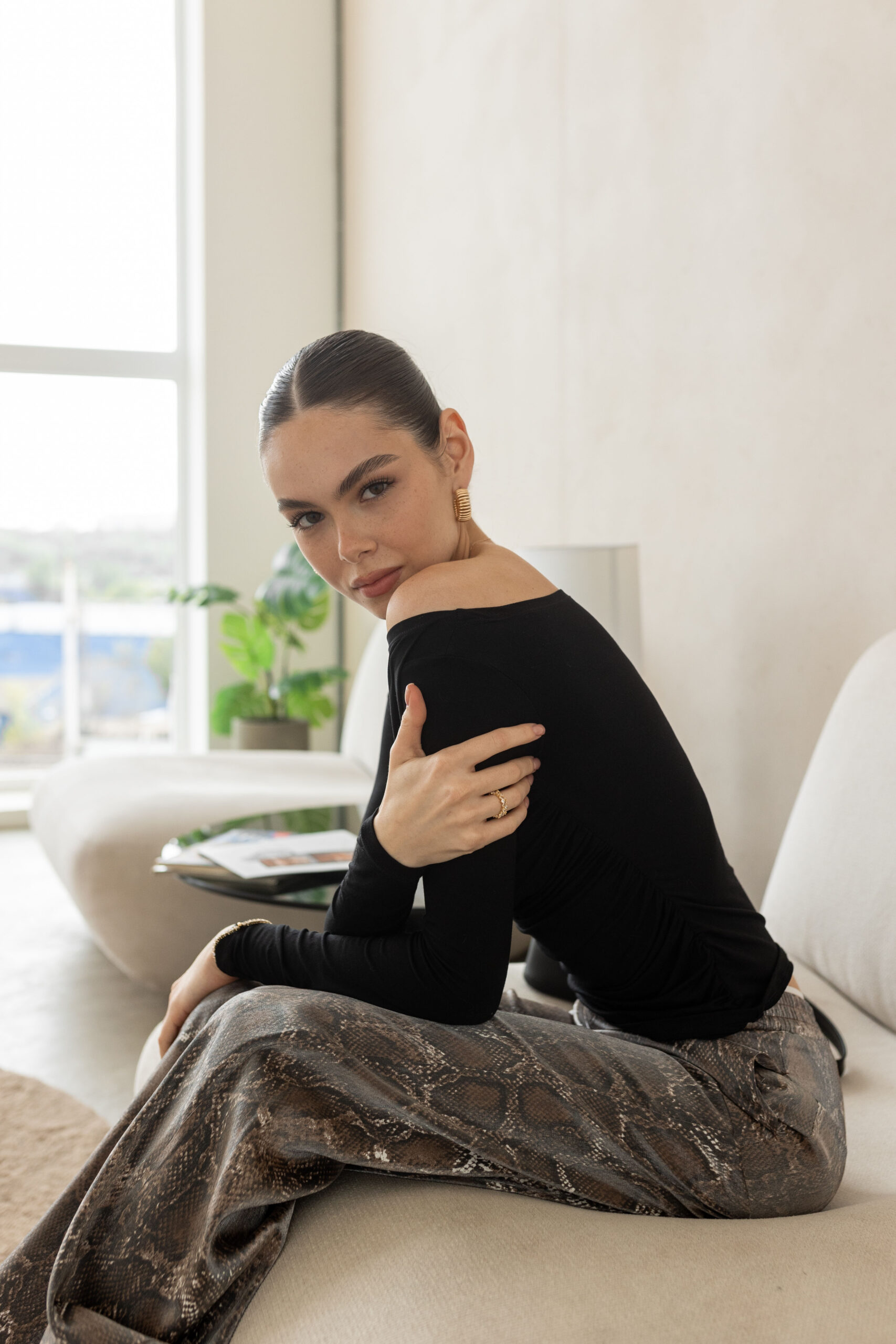 Лонгслив чорний з драпіруванням - Зображення 6