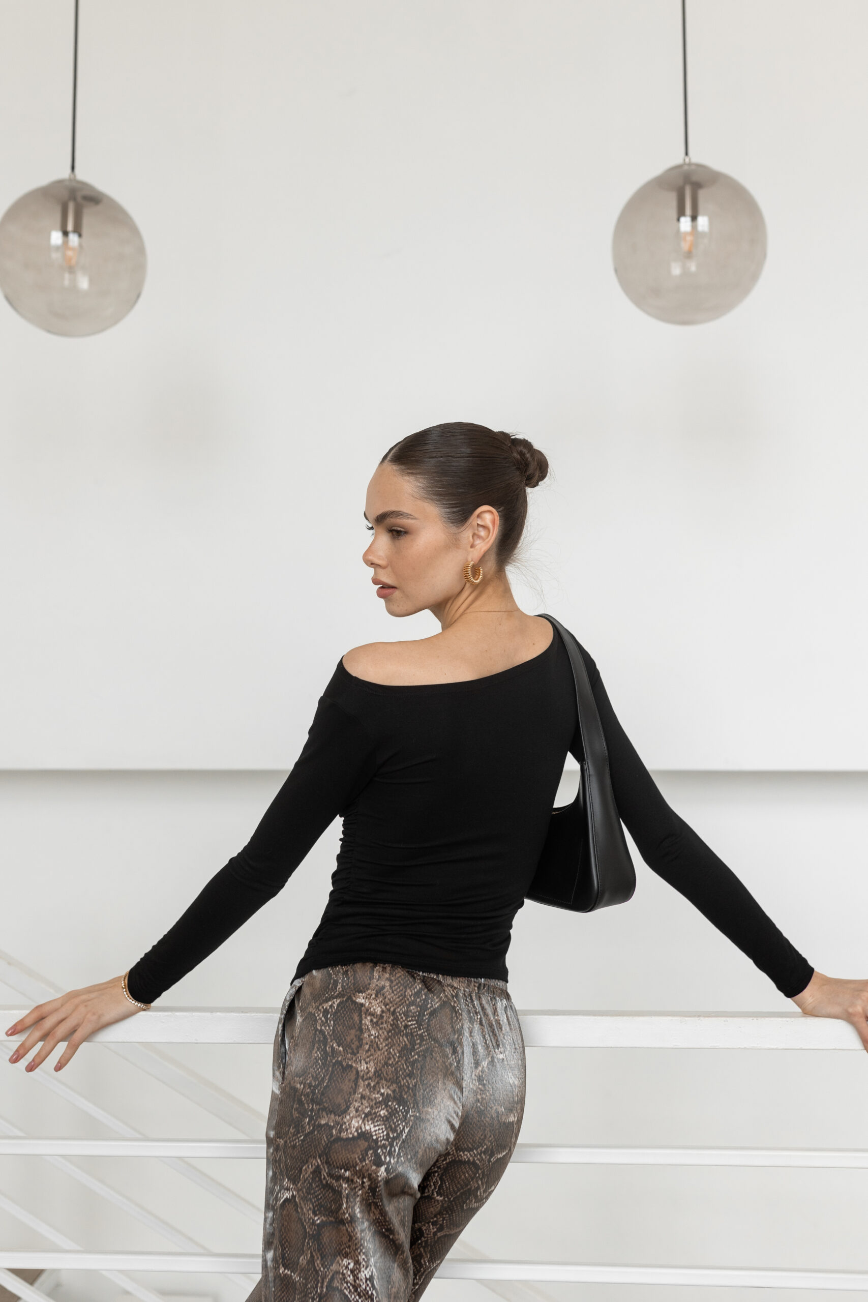 Лонгслив чорний з драпіруванням - Зображення 4